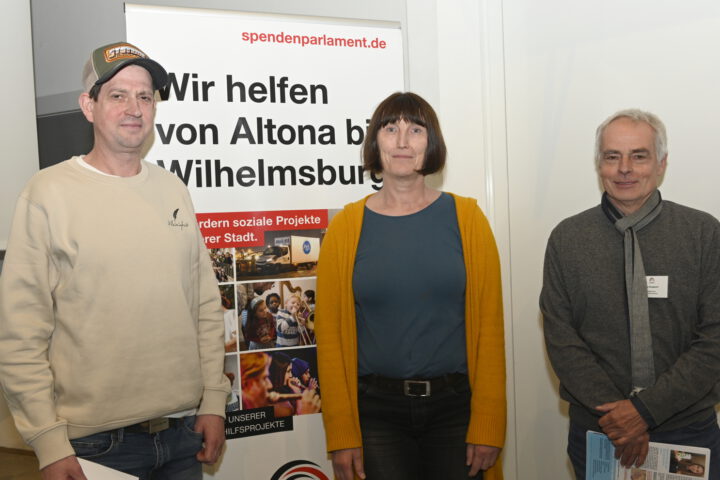 Björn Paetzelt (l.) und Silke Jahnke-Bauch (mitte) vom Familienhafen zusammen mit Cay Dingwort vom Hamburger Spendenparlament.