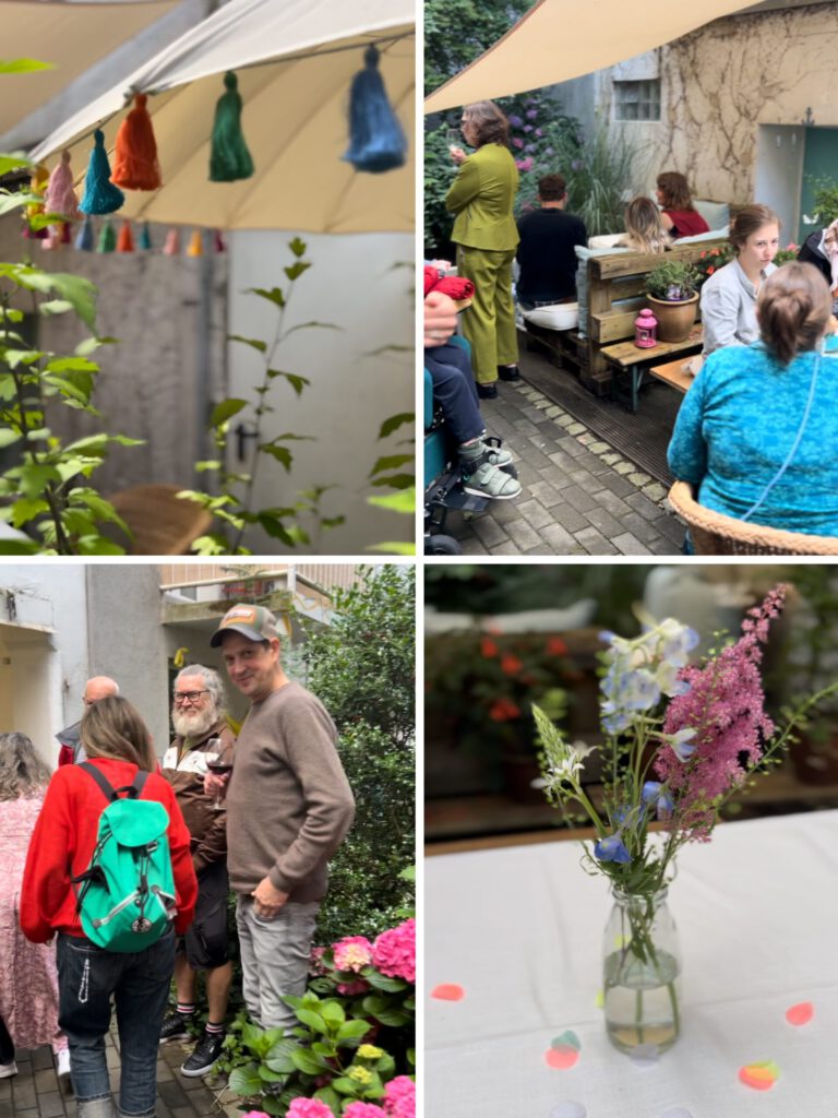 Collage aus vier Bildern eines sommerlichen Gartenfestes. Oben links: Nahaufnahme bunter Quasten an einem Sonnensegel. Oben rechts: Mehrere Menschen sitzen und stehen gemütlich im begrünten Innenhof unter einem großen Sonnenschutz. Unten links: Eine Gruppe von Menschen unterhält sich im Garten, ein Mann in braunem Pullover lächelt in die Kamera. Unten rechts: Ein bunter Blumenstrauß in einer Glasvase steht auf einem weißen, mit Konfetti dekorierten Tisch.